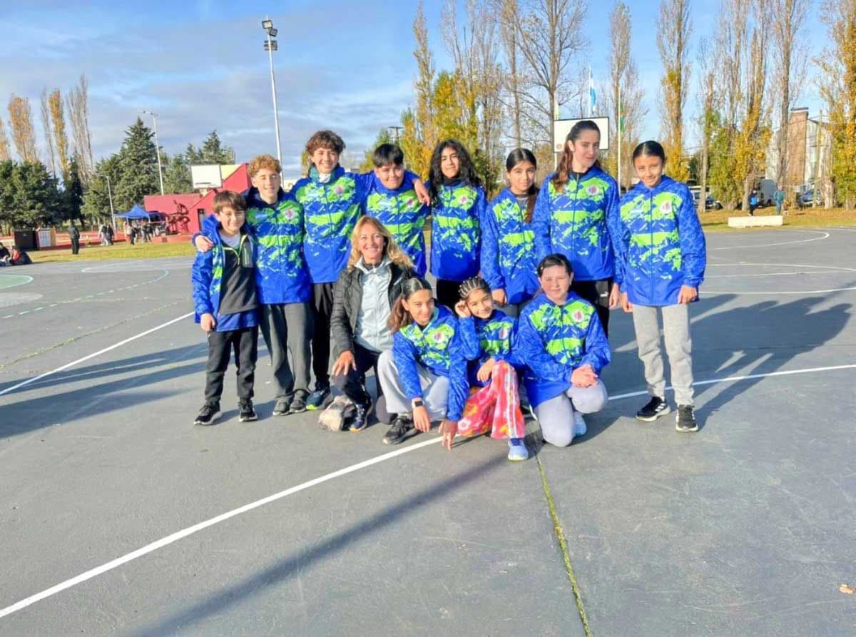 Atletas infantiles de Pinamar celebran logros en el Campeonato Provincial U14 en Tandil.