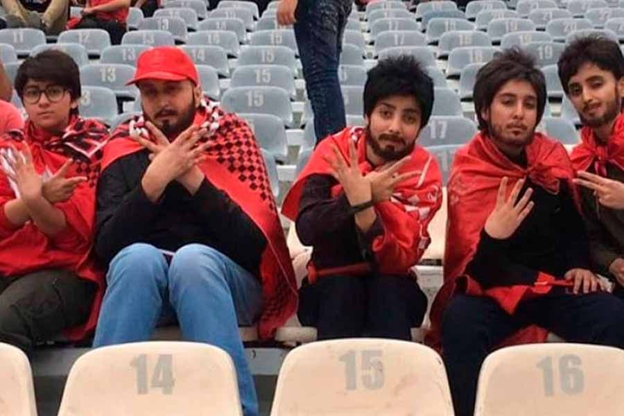 Disfrazadas de hombres para ver un partido de fútbol