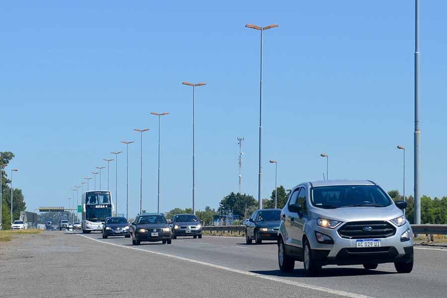 Miles de autos viajan hacia la Costa Atlántica