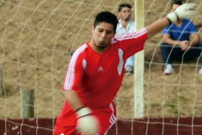 Gari, un arquero completo que ataja y hace goles