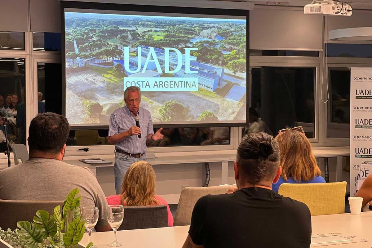 Quique Wolff presentó su libro "Simplemente, Wolff" en UADE Costa Argentina