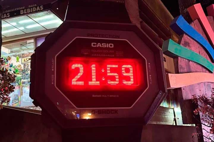 Instalaron relojes gigantes, construidos con material reciclable, en playas de Pinamar y Cariló