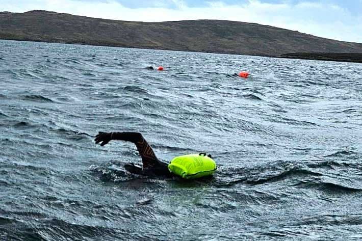 Un pinamarense cruzó a nado el Estrecho de San Carlos para mantener viva la memoria de Malvinas