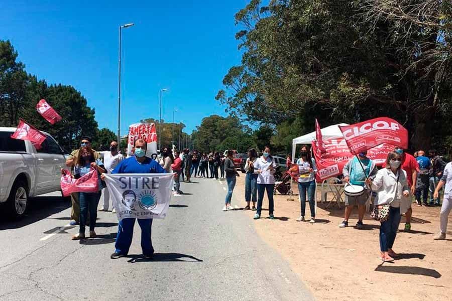 Profesionales de la Salud enarbolaron su queja en el ingreso a Pinamar